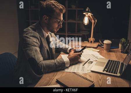 Geschäftsmann mit Smartphone Stockfoto