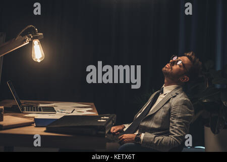 schlafen Geschäftsmann im Büro Stockfoto