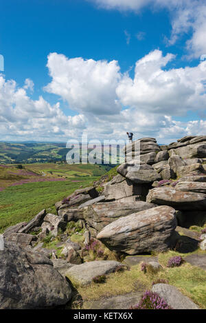 Touristische auf Felsen an higger Tor in der Nähe von Hathersage im Peak District National Park, Derbyshire, England. Stockfoto
