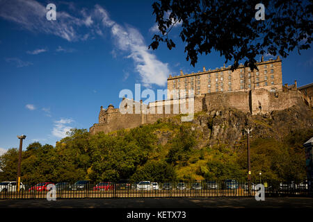 Wahrzeichen der Stadt historische Festung, die die Skyline dominiert an einem sonnigen Tag Edinburgh Castle South Point Die neuen Kasernen auf einem vulkanischen Felsen baute. Stockfoto