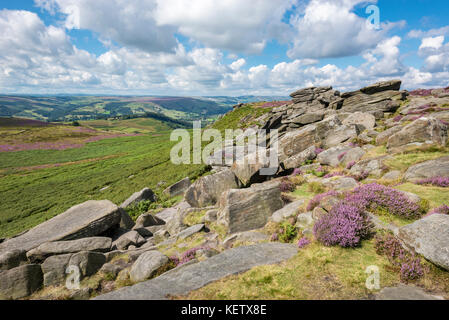 Blick vom Higger Tor an einem sonnigen Augusttag im Peak District Nationalpark, Derbyshire, England. Stockfoto