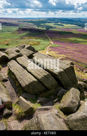 Blick von higger Tor in Richtung Carl wark in der Nationalpark Peak District, Derbyshire. Heidekraut blüht auf der Heide. Stockfoto
