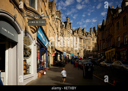 Edinburgh, Schottland bis zur Royal Mile, die High Street von Cockburn Street einen gewölbten Straße von unabhängigen Geschäften suchen Stockfoto