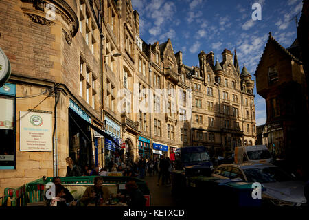 Edinburgh, Schottland bis zur Royal Mile, die High Street von Cockburn Street einen gewölbten Straße von unabhängigen Geschäften suchen Stockfoto