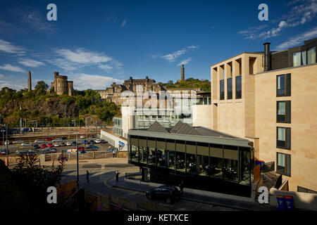 Historische Edinburgh, Schottland, dem Bahnhof Waverley, Ronaq indischen Restaurant, neue Waverley, Premier Inn Hotel, Calton Hill Stockfoto