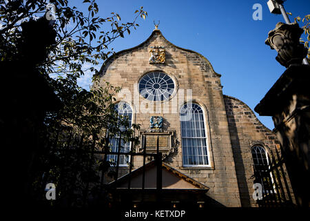 Edinburgh, Schottland, Royal Mile Canongate Kirk außen Details mit Wappen Stockfoto