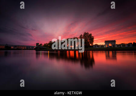 Sonnenuntergang auf dem Fluss Trent am Victoria Embankment, Nottingham England Großbritannien Stockfoto