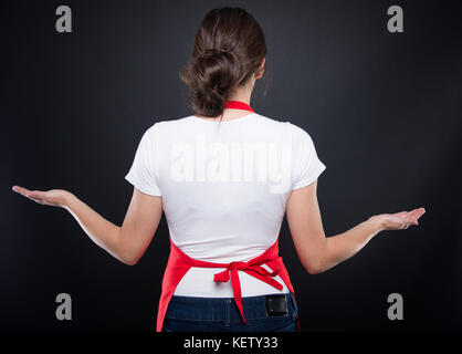 Ansicht der Rückseite des Mädchen mit roter Schürze und ständigen mit Palmen mit Text kopieren Raum Stockfoto