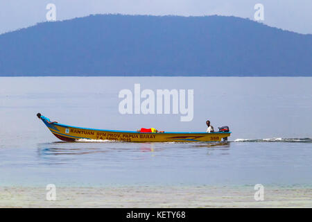 Lokalen Familie in traditionellen Fischerboot in der Nähe der Insel Waigeo, Raja Ampat, West Papua, Indonesien. Stockfoto