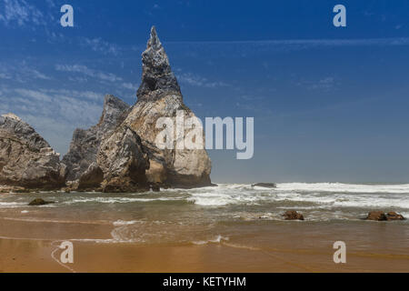 Ursa, (Der Bär), Strand Sintra, Portugal. Ein Strand in der Nähe von Cabo da Roca, dem westlichsten Punkt auf dem europäischen Festland. schöne, einsame und sehr reizvoll. Stockfoto