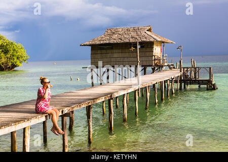 Bungalow auf dem Wasser. Raja Ampat, West Papua, Indonesien. Stockfoto