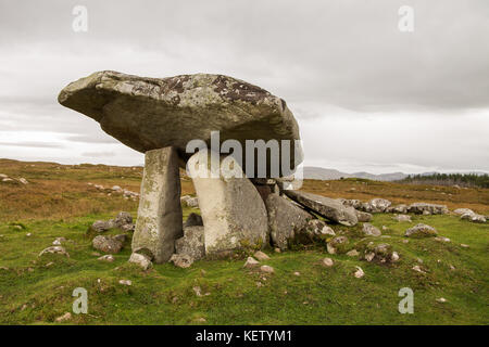 Kilclooney Dolmen - Co.donegal Irland. ein Dolmen ist eine neolithische Struktur gedacht, um eine Beerdigung zu sein dating von 3000-4000 v. Chr. auf einem Hügel. Stockfoto