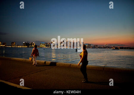 Boston Massachusetts New England Nordamerika USA, Sonnenuntergang über die Skyline und den Hafen bay area Stockfoto
