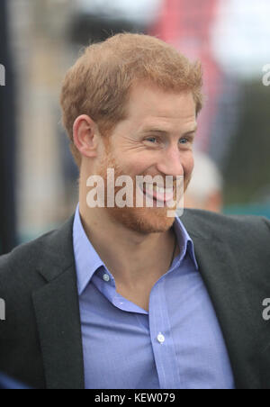 Prinz Harry besucht das Sir Tom Finney Soccer Development Center und den Lancashire Bombers Wheelchair Basketball Club in der Sportarena der University of Central Lancashire (UCLan) in Preston, Lancashire. Stockfoto