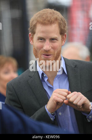 Prinz Harry besucht das Sir Tom Finney Soccer Development Center und den Lancashire Bombers Wheelchair Basketball Club in der Sportarena der University of Central Lancashire (UCLan) in Preston, Lancashire. Stockfoto