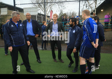 Prinz Harry besucht das Sir Tom Finney Soccer Development Center und den Lancashire Bombers Wheelchair Basketball Club in der Sportarena der University of Central Lancashire (UCLan) in Preston, Lancashire. Stockfoto