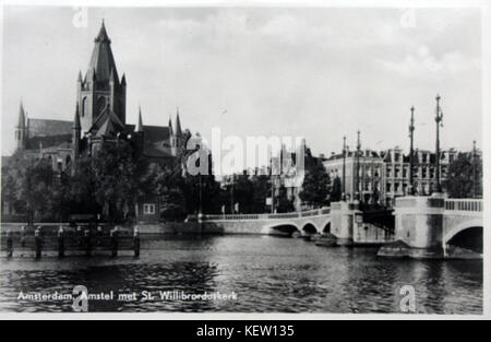 Amstel met Willibrordus kerk ans2 Stockfoto