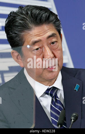 Tokio, Japan. 23. Oktober 2017. Der japanische Ministerpräsident Shinzo Abe, der Führer der liberalen Demokratischen Partei (LDP), spricht während einer Pressekonferenz in der Zentrale der Partei am 23. Oktober 2017, Tokio, Japan. Einen Tag nach der LDP-Sieg am Sonntag Unterhaus Wahl, Abe sagte, dass Er mit uns Präsident Donald Trump über militärischen Nordkorea verhalten bei seinem Besuch im nächsten Monat in Japan. Credit: rodrigo Reyes Marin/LBA/alamy Leben Nachrichten besprechen würde Stockfoto