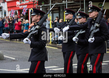 Windsor, Großbritannien. 23. Oktober 2017. Die Touristen den Wachwechsel Zeremonie auf Windsor Castle Watch von der Band der Grenadier Guards und 3 Regiment der Royal Logistik Korps im Regen. Credit: Mark kerrison/alamy leben Nachrichten Stockfoto