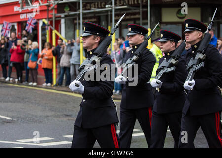 Windsor, Großbritannien. 23. Oktober 2017. Die Touristen den Wachwechsel Zeremonie auf Windsor Castle Watch von der Band der Grenadier Guards und 3 Regiment der Royal Logistik Korps im Regen. Credit: Mark kerrison/alamy leben Nachrichten Stockfoto