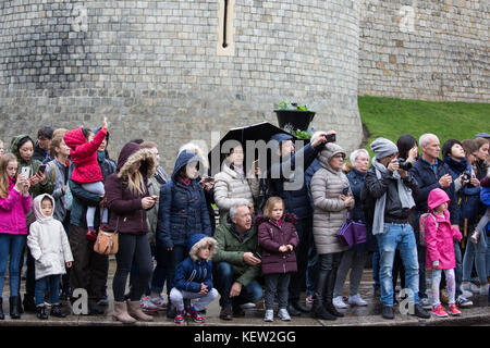 Windsor, Großbritannien. 23. Oktober, 2017. Touristen, die sich in der regen für den Wachwechsel Zeremonie im Schloss Windsor. Gutschrift warten: Mark kerrison/alamy leben Nachrichten Stockfoto