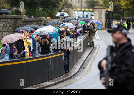 Windsor, Großbritannien. 23. Oktober, 2017. Ein bewaffneter Polizist wacht über Touristen, die sich in der regen für den Wachwechsel Zeremonie im Schloss Windsor warten. Credit: Mark kerrison/alamy leben Nachrichten Stockfoto