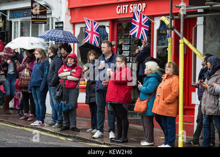 Windsor, Großbritannien. 23. Oktober, 2017. Touristen, die sich in der regen für den Wachwechsel Zeremonie im Schloss Windsor. Gutschrift warten: Mark kerrison/alamy leben Nachrichten Stockfoto