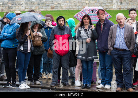 Windsor, Großbritannien. 23. Oktober, 2017. Touristen, die sich in der regen für den Wachwechsel Zeremonie im Schloss Windsor. Gutschrift warten: Mark kerrison/alamy leben Nachrichten Stockfoto