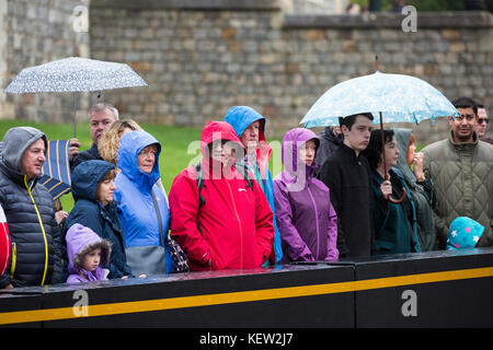 Windsor, Großbritannien. 23. Oktober, 2017. Touristen warten im Regen für den Wachwechsel Zeremonie im Schloss Windsor. Credit: Mark Kerrison/Alamy leben Nachrichten Stockfoto