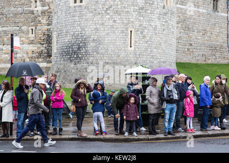 Windsor, Großbritannien. 23. Oktober, 2017. Touristen, die sich in der regen für den Wachwechsel Zeremonie im Schloss Windsor. Gutschrift warten: Mark kerrison/alamy leben Nachrichten Stockfoto