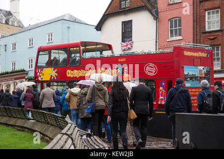 Windsor, Großbritannien. 23. Oktober, 2017. Touristen kommen in einer regnerischen Windsor Windsor Castle zu besuchen. Credit: Mark Kerrison/Alamy leben Nachrichten Stockfoto