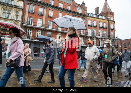 Windsor, Großbritannien. 23. Oktober 2017. Die Touristen in einer regnerischen Windsor Windsor Castle zu besuchen ankommen. Credit: Mark kerrison/alamy leben Nachrichten Stockfoto