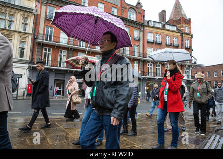 Windsor, Großbritannien. 23. Oktober 2017. Die Touristen in einer regnerischen Windsor Windsor Castle zu besuchen ankommen. Credit: Mark kerrison/alamy leben Nachrichten Stockfoto