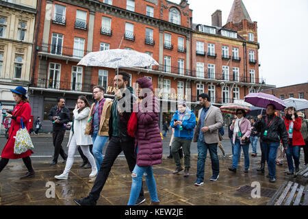 Windsor, Großbritannien. 23. Oktober 2017. Die Touristen in einer regnerischen Windsor Windsor Castle zu besuchen ankommen. Credit: Mark kerrison/alamy leben Nachrichten Stockfoto