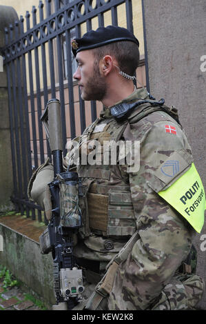 Kopenhagen, Dänemark. 23. Oktober 2017. Der dänische Armee Soldat arbeiten Seite an Seite Polizei Sicherheit und protaction zu unterstützen synagoque in copenhafen dänische Polizei zu jüdischen wird hat nur Rechte zu verhaften Leute Polizei bleiben behine und Soldaten arbeiten als Verteidigung der Polizei an jüdischen synagoque in der dänischen Hauptstadt, Soldaten mit Maschinengewehren stand Infront synagoque. (Foto. francis Dekanin/Dekan Bilder) Credit: Francis Joseph Dean/deanpictures/alamy leben Nachrichten Stockfoto