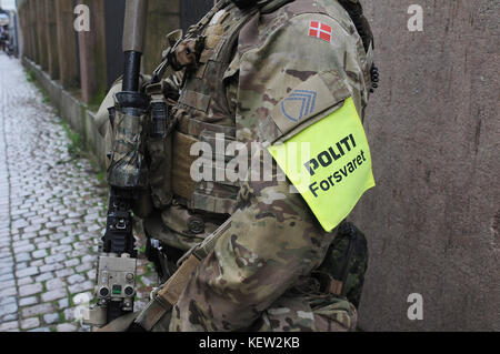 Kopenhagen, Dänemark. 23.. Oktober 2017. Dänischer Armeesoldat wird Seite an Seite arbeiten Polizei zur Unterstützung von Sicherheit und Protest gegen das jüdische Synagoque im Kopenhagenhafen die dänische Polizei wird nur das Recht haben, Personen zu verhaften Polizei bleibt hinter sich und Soldaten der Armee arbeiten als Verteidigungspolizei am jüdischen Synagoque in der dänischen Hauptstadt, Soldat mit Maschinengewehren steht vor Synagoque. (Foto.Francis Dean/Dean Picics) Credit: Francis Joseph Dean / Deanpicors/Alamy Live News Stockfoto