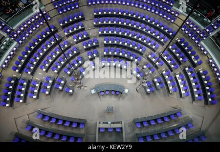 Berlin, Deutschland. Oktober 2017. Das Bild zeigt den Plenarsaal des Deutschen bundestages vor der Eröffnungssitzung mit den neu beigetretenen Parteien, AfD und FDP. Quelle: Kay Nietfeld/dpa/Alamy Live News Stockfoto