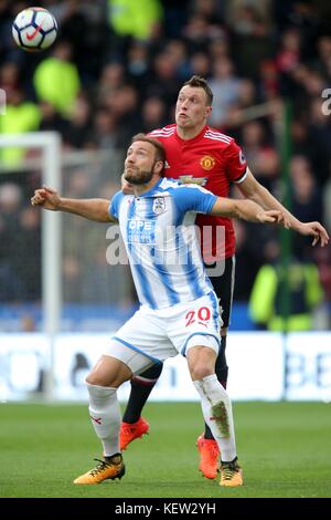 LAURENT DEPOITRE UND PHIL JONES HUDDERSFIELD TOWN FC V MANCHESTER UNITED FC PREMIER LEAGUE, HUDDERSFIELD TOWN FC V MANCHESTER UNITED FC JOHN SMITH'S STADIUM, HUDDERSFIELD , ENGLAND 21. OKTOBER 2017 GBB4609 AUSSCHLIESSLICH REDAKTIONELL VERWENDET. Wenn Der In Diesem Bild Dargestellte Spieler/Spieler Für Einen Englischen Club Oder Die Nationalmannschaft Englands Spielt/Spielen. Dann Darf Dieses Bild Nur Für Redaktionelle Zwecke Verwendet Werden. Keine Kommerzielle Nutzung. Auch DIE Folgenden Nutzungen Sind Eingeschränkt, SELBST WENN SIE IN EINEM REDAKTIONELLEN KONTEXT stehen: Verwendung in Übereinstimmung mit oder teilweise nicht autorisierten Audio-, Video-, Daten-, Regallisten, c Stockfoto