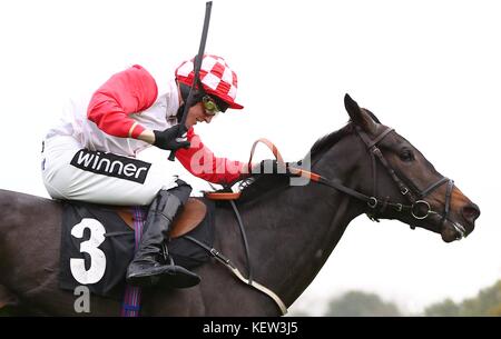 Plumpton, UK. 23 Okt, 2017. Tom Cannon reiten Highway One O Eine klare der letzten Geoffrey Budd Partnerschaft Maiden Hürde bei Plumpton racecourse zu gewinnen. Credit: James Boardman/Alamy leben Nachrichten Stockfoto