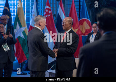 Clark, Philippinen. Oktober 2017. US-Verteidigungsminister Jim Mattis wird vom philippinischen Verteidigungsminister Delfin Lorenzana, Right, während eines informellen Treffens der Association of Southeast Asian Nations Defense Minister am 23. Oktober 2017 in Clark, Philippinen begrüßt. Mattis trifft sich mit vielen Verbündeten und Partnern, um Sicherheitsherausforderungen in der asiatischen Region zu diskutieren. Quelle: Planetpix/Alamy Live News Stockfoto