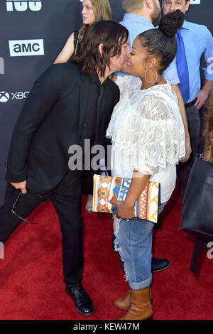 Los Angeles, USA. 22 Okt, 2017. Norman reedus und Yvette nicole Brown an der AMC "The Walking Dead" Jahreszeit 8 Premiere und die 100. episode Feier an der griechischen Theater am 22. Oktober 2017 in Los Angeles, Kalifornien. Credit: geisler - fotopress/alamy leben Nachrichten Stockfoto