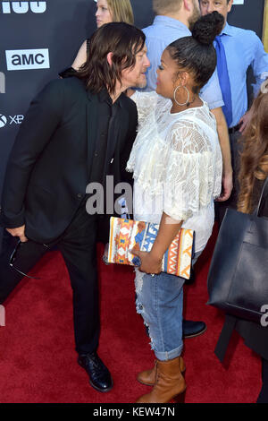 Los Angeles, USA. 22 Okt, 2017. Norman reedus und Yvette nicole Brown an der AMC "The Walking Dead" Jahreszeit 8 Premiere und die 100. episode Feier an der griechischen Theater am 22. Oktober 2017 in Los Angeles, Kalifornien. Credit: geisler - fotopress/alamy leben Nachrichten Stockfoto