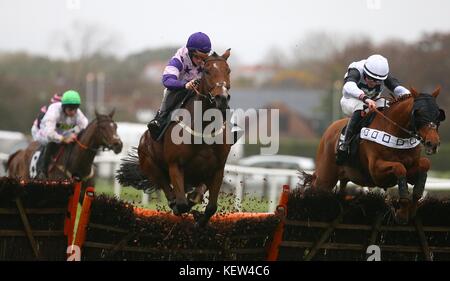 Plumpton, UK. 23 Okt, 2017. Harry Teal und Oh Land Abloom (Mitte) Springen der letzten unterstützt SIS Moorcroft Handicap Hürde bei Plumpton racecourse zu landen. Credit: James Boardman/Alamy leben Nachrichten Stockfoto