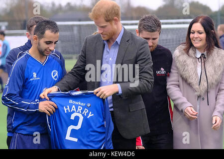 Preston, Großbritannien. Oktober 2017. Prinz Harry besuchte die Sportarena der University of Central Lancashire (UCLan), wo er das Sir Tom Finney Soccer Development Center und den Lancashire Bombers Wheelchair Basketball Club sah - zwei Gemeinschaftsorganisationen, die die Macht des Sports als Mittel für soziale Entwicklung und Integration nutzen. Während des Besuchs wird seine Königliche Hoheit eine vielfältige Gruppe von Menschen aller Altersgruppen und Fähigkeiten treffen, die gemeinsam an Trainingseinheiten und lokalen Ligen teilnehmen, um neue und einzigartige Freundschaften aufzubauen. Kredit: Paul Melling/Alamy Live Nachrichten Stockfoto