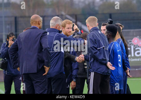 Preston, Großbritannien. Oktober 2017. Prinz Harry besuchte die Sportarena der University of Central Lancashire (UCLan), wo er das Sir Tom Finney Soccer Development Center und den Lancashire Bombers Wheelchair Basketball Club sah - zwei Gemeinschaftsorganisationen, die die Macht des Sports als Mittel für soziale Entwicklung und Integration nutzen. Während des Besuchs wird seine Königliche Hoheit eine vielfältige Gruppe von Menschen aller Altersgruppen und Fähigkeiten treffen, die gemeinsam an Trainingseinheiten und lokalen Ligen teilnehmen, um neue und einzigartige Freundschaften aufzubauen. Kredit: Paul Melling/Alamy Live Nachrichten Stockfoto