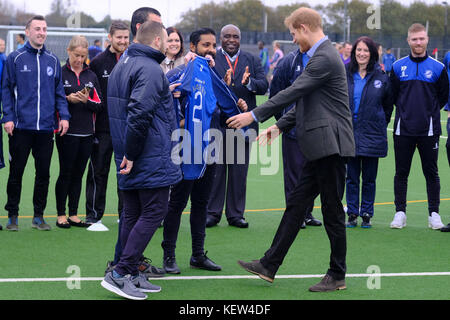 Preston, Großbritannien. Oktober 2017. Prinz Harry besuchte die Sportarena der University of Central Lancashire (UCLan), wo er das Sir Tom Finney Soccer Development Center und den Lancashire Bombers Wheelchair Basketball Club sah - zwei Gemeinschaftsorganisationen, die die Macht des Sports als Mittel für soziale Entwicklung und Integration nutzen. Während des Besuchs wird seine Königliche Hoheit eine vielfältige Gruppe von Menschen aller Altersgruppen und Fähigkeiten treffen, die gemeinsam an Trainingseinheiten und lokalen Ligen teilnehmen, um neue und einzigartige Freundschaften aufzubauen. Kredit: Paul Melling/Alamy Live Nachrichten Stockfoto