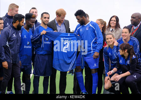 Preston, Großbritannien. Oktober 2017. Prinz Harry besuchte die Sportarena der University of Central Lancashire (UCLan), wo er das Sir Tom Finney Soccer Development Center und den Lancashire Bombers Wheelchair Basketball Club sah - zwei Gemeinschaftsorganisationen, die die Macht des Sports als Mittel für soziale Entwicklung und Integration nutzen. Während des Besuchs wird seine Königliche Hoheit eine vielfältige Gruppe von Menschen aller Altersgruppen und Fähigkeiten treffen, die gemeinsam an Trainingseinheiten und lokalen Ligen teilnehmen, um neue und einzigartige Freundschaften aufzubauen. Kredit: Paul Melling/Alamy Live Nachrichten Stockfoto