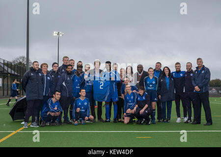 Preston, Großbritannien. Oktober 2017. Prinz Harry besuchte die Sportarena der University of Central Lancashire (UCLan), wo er das Sir Tom Finney Soccer Development Center und den Lancashire Bombers Wheelchair Basketball Club sah - zwei Gemeinschaftsorganisationen, die die Macht des Sports als Mittel für soziale Entwicklung und Integration nutzen. Während des Besuchs wird seine Königliche Hoheit eine vielfältige Gruppe von Menschen aller Altersgruppen und Fähigkeiten treffen, die gemeinsam an Trainingseinheiten und lokalen Ligen teilnehmen, um neue und einzigartige Freundschaften aufzubauen. Kredit: Paul Melling/Alamy Live Nachrichten Stockfoto