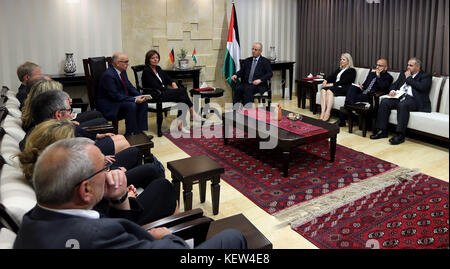 Ramallah, Westjordanland, Palästinensische Autonomiegebiete. Oktober 2017. Der palästinensische Ministerpräsident Rami Hamdallah trifft sich am 23. Oktober 2017 in seinem Büro in Ramallah, Westjordanland, mit dem Bundespräsidenten und Rheinland-pfälzischen Ministerpräsidenten Malu Dreyer.Quelle: Premierminister/APA Images/ZUMA Wire/Alamy Live News Stockfoto