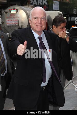 New York, NY, USA. Okt. 2017. US-Senator John McCain (R-AZ) hat am 23. Oktober 2017 gesehen, wie er bei "The View" an seinem Geburtstag seiner Tochter und Mitbewirtin Meghan McCain in in New York, New York angekommen ist. Kredit: Regenmacher Foto/Medien Punch/Alamy Live News Stockfoto